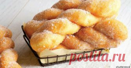 Пончики ″плетенка″: быстро, дешево и вкуснее, чем в кондитерской! А в детском вагончике ехали… пончики! Вы любите пончики, но хотите быть уверенными, что там нет лишнего жира и вредных добавок? Сделайте их сами! Вот вам рецепт! Ингредиенты для скрученных пончиков: 500 г муки; 1 яйцо; 1/2 стакана сахара; 1/4 стакана растительного масла; 1 столовая ложка сушеных...