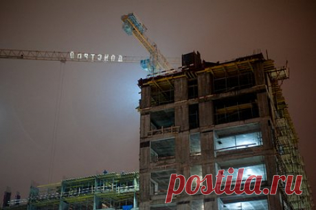 В Москве два человека пострадали при обрушении лесов. В Москве двое рабочих получили травмы при обрушении строительных лесов на стройке ЖК. Пострадавшим мужчинам 24 и 37 лет, их обоих госпитализировали. По факту обрушения проводится проверка, по результатам которой будет принято процессуальное решение, отметили в надзорном ведомстве.
