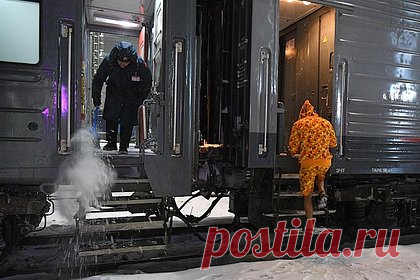 Иностранцы назвали проводниц в российском поезде «большими и страшными». Жители Новой Зеландии побывали в России и рассказали, чем их впечатлила страна. Настоящим открытием для новозеландцев стали поезда, поскольку на родине иностранцев этот вид транспорта используют в основном в туристических целях. При этом местные проводницы произвели на туристов не лучшее впечатление.