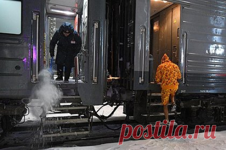 Иностранцы назвали проводниц в российском поезде «большими и страшными». Жители Новой Зеландии побывали в России и рассказали, чем их впечатлила страна. Настоящим открытием для новозеландцев стали поезда, поскольку на родине иностранцев этот вид транспорта используют в основном в туристических целях. При этом местные проводницы произвели на туристов не лучшее впечатление.