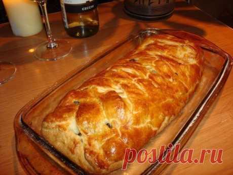Мясной рулет из слоенного теста