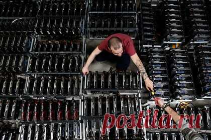 Майнить биткоины стало сложнее. Корректировка алгоритма добычи биткоина привела к усложнению процесса майнинга главной криптовалюты мира. Обновление алгоритма происходит каждые 2016 блоков, что равносильно примерно двум неделям вычислений. Процесс независим от рынка, а усложнение или упрощение майнинга (хешрейт) зависит от вычислительных мощностей.