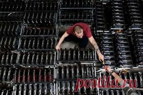 Майнить биткоины стало сложнее. Корректировка алгоритма добычи биткоина привела к усложнению процесса майнинга главной криптовалюты мира. Обновление алгоритма происходит каждые 2016 блоков, что равносильно примерно двум неделям вычислений. Процесс независим от рынка, а усложнение или упрощение майнинга (хешрейт) зависит от вычислительных мощностей.