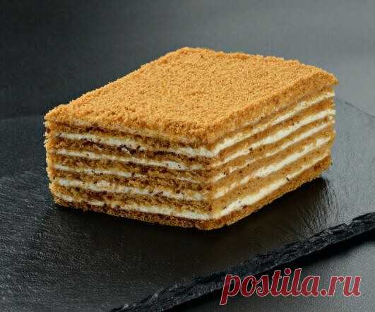 Медовик в мультипекаре Редмонд
3 ст.л. меда, 150 гр. сахара и 150 гр. сливочного масла растапливаю на плите, не давая закипеть, но довожу до однородности.
Добавляю 1/2 ч.л. соды, размешиваю и убираю с плиты.
Добавляю в массу 2 яйца, взбиваю.
Постепенно ввожу 400-500 гр. муки, доводя тесто до состояния, когда оно перестает прилипать к рукам. Убираю на час в холодильник.
Делю тесто на равные части и тонко раскатываю по периметру панелей гриль или пицца.
Выпекаю 3-4 минуты ка...