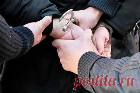 Голый мужчина нырнул в огромный аквариум в магазине. 42-летний житель штата Алабама разделся догола внутри магазина и прыгнул «бомбочкой» в большой декоративный аквариум. После пяти минут в воде он решил взобраться на стеклянную стенку аквариума, но упал с нее на пол. В этот момент полицейские арестовали его. Американцу предъявили обвинения в хулиганстве.
