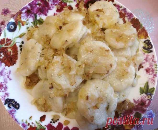 Взяла картофель с мукой и приготовила вкусный ужин для всей семьи. Блюдо подходит и для поста
