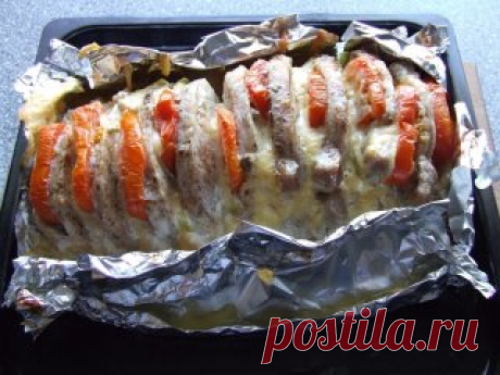 Мясо 'Гармошка' - вкуснятина неописуемая!
Ингредиенты: мясо мякоть (свинина/говядина)- 1 кг (+-) помидор- 2 шт
сыр твердый- 200 гр чеснок- 3 зубчика
Маринад: лимонный сок- 1 ст.л соевый соус- 2-3 ст.л горчица- 1 ст.л оливковое или растительное масло- 2 ст.л
Приготовление: 1.Выбрать ровный (прямоугольный), плотный кусок мяса (как на буженину). На мясе сделать поперечные надрезы, не дорезая до конца. 2.Смешать компоненты для маринада и смазать мясо со всех сторон и в надрезах, по вкусу посолить, п