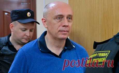 Экс-борцу с коррупцией в ФТС передавали деньги через почтовый ящик. Экс-глава управления по противодействию коррупции в ФТС Дмитрий Мурышов получал деньги от «участников внешнеэкономической деятельности» за отказ от дополнительных проверок, считает следствие. Он не признал вину