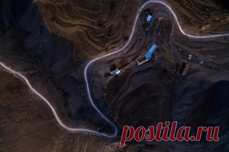 Дорога через рукотворные террасы в окрестностях аула Чох в Дагестане. Фотограф – Даниил: nat-geo.ru/community/user/227922/