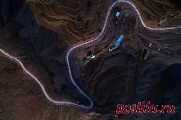 Дорога через рукотворные террасы в окрестностях аула Чох в Дагестане. Фотограф – Даниил: nat-geo.ru/community/user/227922/