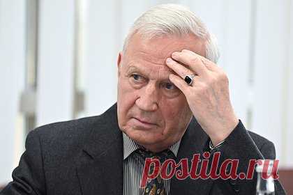 Колосков оценил изъятие антироссийского плаката у украинской болельщицы на матче. Почетный президент Российского футбольного союза (РФС) Вячеслав Колосков оценил изъятие антироссийского плаката у украинской болельщицы на матче пятого тура группового этапа Лиги Европы между кипрским АЕК и киевским «Динамо». Колосков заявил, что в правилах УЕФА прописан запрет на политические баннеры.