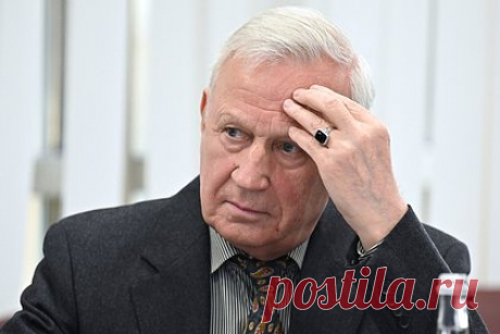 Колосков оценил изъятие антироссийского плаката у украинской болельщицы на матче. Почетный президент Российского футбольного союза (РФС) Вячеслав Колосков оценил изъятие антироссийского плаката у украинской болельщицы на матче пятого тура группового этапа Лиги Европы между кипрским АЕК и киевским «Динамо». Колосков заявил, что в правилах УЕФА прописан запрет на политические баннеры.