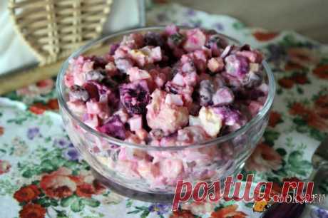 Салат из зимних овощей с яйцом и фасолью Очень простой, но вкусный и сытный салат из зимних овощей с яйцом и фасолью можно приготовить для домашнего обеда или ужина. Да и для праздничного стола он вполне подойдет, внесет разнообразие и будет симпатично смотреться на столе. По составу, этот салат довольно бюджетный, практически все продукты для него найдутся в холодильнике.