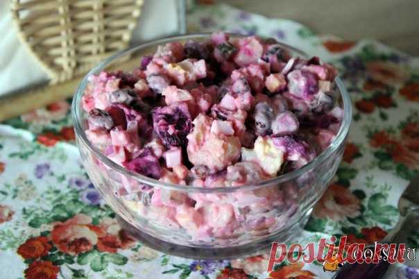 Салат из зимних овощей с яйцом и фасолью Очень простой, но вкусный и сытный салат из зимних овощей с яйцом и фасолью можно приготовить для домашнего обеда или ужина. Да и для праздничного стола он вполне подойдет, внесет разнообразие и будет симпатично смотреться на столе. По составу, этот салат довольно бюджетный, практически все продукты для него найдутся в холодильнике.