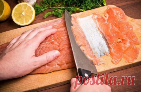 Семга "Гравлакс"

Делать эту вкуснятину следует заранее, но результат того стоит!

Ингредиенты:

Филе семги (на коже) — 1 кг
Мелкая соль — 4 ст. л.
Сахар — 4 ст. л.
Черный молотый перец — 4 ст. л.
Свежий укроп — по вкусу
Сушеный укроп – по вкусу

Приготовление:

1. Смешайте соль, сахар и перец. Разрежьте филе семги пополам. Обваляйте рыбу в смеси специй со всех сторон.
2. Мелко нарежьте зелень. Посыпьте рыбу смесью свежего и сухого укропа. Сложите ломтики стопочкой и завер...