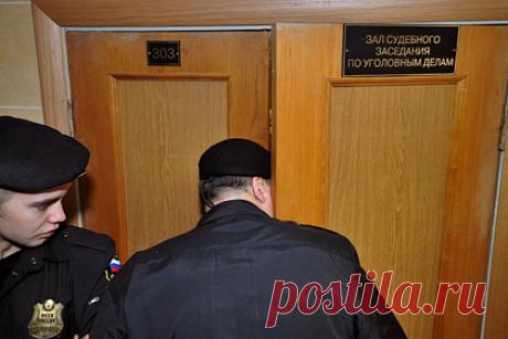 Военный суд посадил молодую москвичку за вербовку террористов. Второй Западный окружной военный суд Москвы вынес приговор 23-летней москвичке Анне Молчановой, сменившей имя на Анису Арабиеву. Девушка признана виновной по статье 205.1 («Вербовка лица к участию в террористической деятельности») УК РФ. Подготовленных ею террористов, которых должны были отправить в Сирию.