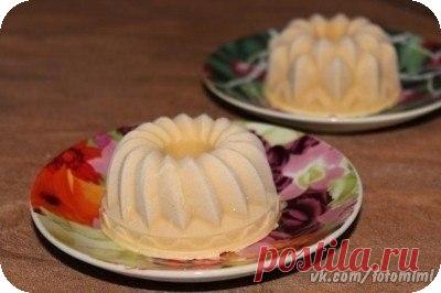 Творожное мороженное крем-брюле за 7 минут

Ингредиенты:
200 гр домашнего жирного творога 
50 мл молока
0,5 банки сгущенного молока (вареного)

Приготовление:
1. С помощью блендера взбить творог и сгущёнку до однородной массы. Затем добавить молоко и ещё раз тщательно взбить.
2. Творожную массу разложить в силиконовые формочки.
3. Поставить в морозилку на 4 -5 часов.
4. Вынуть мороженое из формочек и наслаждаться.