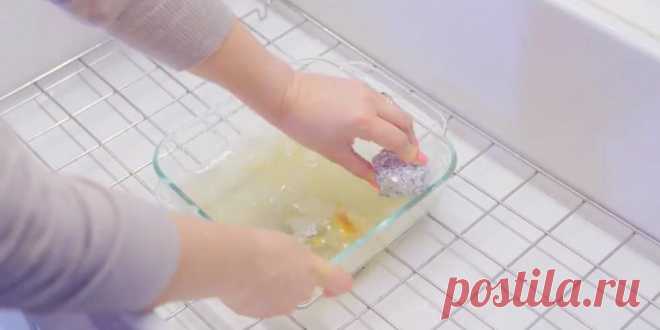 Когда под рукой не оказывается подходящих средств, можно на ходу придумать выход. Например, использовать фольгу вместо щетки для посуды. Сомните ее в шарик и отчищайте пригоревшие остатки пищи или чистите серебро. У фольги есть много хитрых способов использования.