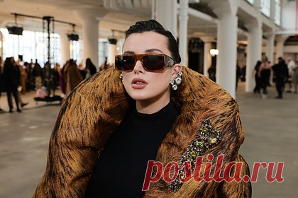 Белла Торн в образе жены мафиози появилась на Неделе моды. Американская актриса и певица Белла Торн появилась в образе жены мафиози на Неделе моды в Нью-Йорке. Отмечается, что 26-летняя знаменитость посетила показ местного бренда Area. При этом для похода на шоу она выбрала макси-пуховик с объемными рукавами и воротом с принтом в виде черно-рыжей шерсти.