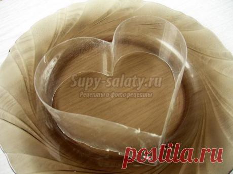 Слоеный салат с курицей и ананасом «Сердце». Рецепт с пошаговым фото