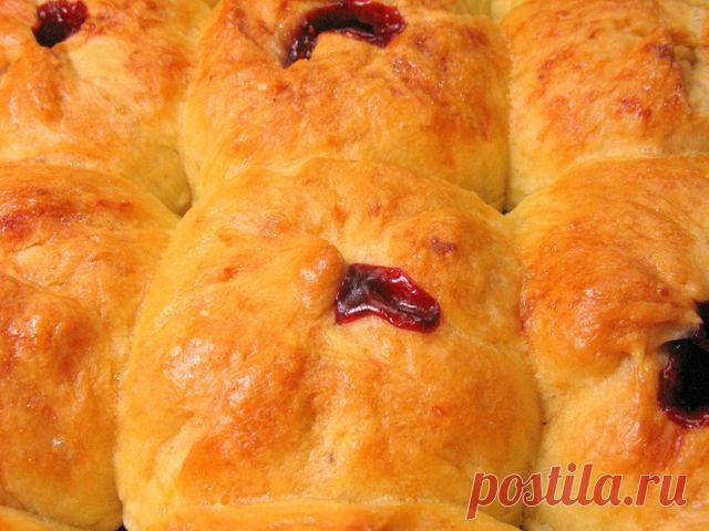 Дрожжевые булочки с вишней