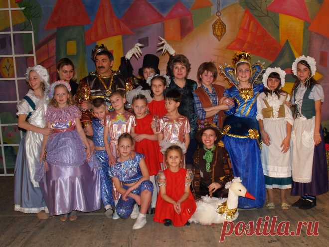 Мюзикл "Проданный смех" по мотивам фантастической повести Джеймса Крюса. Сценарий и музыка Владимира Сидорова. Исполнители - студенты и преподаватели кафедры "Музыкальное искусство эстрады» Магнитогорской государственной консерватории и детский музыкальный театр «Пикколо» под руководством Сарии Малюковой. 2006 г.