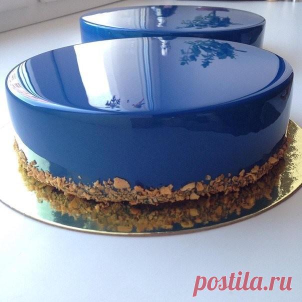 Раскрываем секрет зеркальной глазури 

Ингредиенты:
- 12 г желатина
- 150 г сахара
- 75 г воды
- 150 г сиропа глюкозы или кукурузного сиропа
- 150 г белого шоколада
- 100 г сгущенного молока
- пищевой краситель

Приготовление:
1. Листовой желатин замочите в воде.
2. В сотейнике соедините сахар, воду и сироп глюкозы (в крайнем случае замените патокой или инвертным кукурузным сиропом).
3. Поставьте на огонь и прогрейте смесь до растворения сахара. Добавьте отжатый желатин и ...