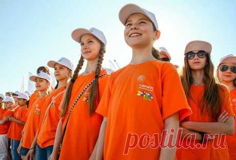 «Ты спишь по пять часов в сутки и даже в автобусе пишешь тексты, но при этом такой счастливый» | Мел