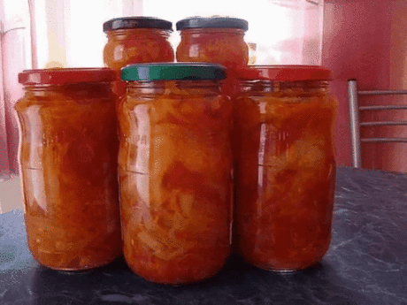 Салат "Парамониха"
2 кг помидор - дольками
1 кг лука - кольцами
1 кг моркови - на крупной терке
1 кг сладкого перца - соломкой
300 гр. растительного масла
300 гр. сахара
100 гр. 9% уксуса
2 ст.л. соли
Все нарезать, добавить растительное масло, сахар, уксус, соль, перемешать и варить 15 мин. после закипания. Разложить в подготовленные банки и закатать.
Приятного аппетита!
