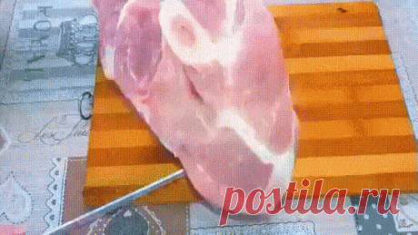 Ветчина из свиной Рульки Домашняя
 Ингредиенты:
Нужно:
рулька - 1 шт. (2 кг)
соль - 2 ч.л. (по вкусу)
перец
приправа "Пармская" - 1 ст.л.
сухой чеснок - 1 ч.л
чеснок - 3 зубка
нить и фольга
Готовим:
Берем рульку, удаляем кость, так чтобы не повредить шкурку, она будет служить оболочкой.
Мясо от рульки отрезаем и отбиваем слегка молоточком с двух сторон, рульку тоже слегка отбиваем с внутренней стороны.
Мясо пересыпаем специями и солью.
Чеснок пропущенный через пресс равномерно распределяем по вн