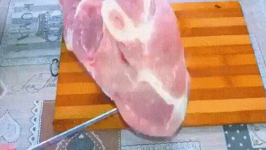 Ветчина из свиной Рульки Домашняя
 Ингредиенты:
Нужно:
рулька - 1 шт. (2 кг)
соль - 2 ч.л. (по вкусу)
перец
приправа 