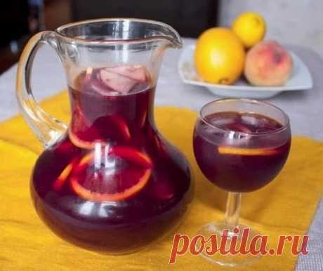 Сангрия (Sangria)

Самый популярный напиток в Испании. Приготовленная правильно сангрия, не имеет ничего общего с синтетической покупной.

Ингредиенты:
- 1,2 л красного сухого вина
- 5 ст. ложек сахара (или по вкусу)
- сок 1-го апельсина
- 2 апельсина, порезать полу кружочками
- 1 лимон, порезать полу кружочками
- 1 палочка корицы
- 50 мл бренди или коньяка

Для подачи:
200 мл сильно газированной воды (можно упустить)

Приготовление:
1. Смешать все фрукты для сангрии, кори...