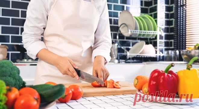 6 крутых кухонных лайфхаков, которые надо знать всем Среди повседневных кухонных вещей есть те, что способны упростить и ускорить готовку! Разбираемся в маленьких хитростях и неочевидных нюансах использования овощечистки, холодильника, ножеточки и других.