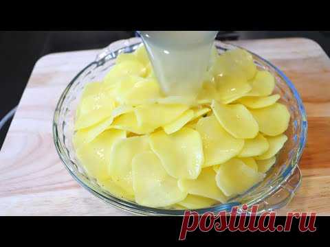 Заливаю бульоном картофель и обед готов // Как запечь картошку в духовке - 
Вкусный обед из простых продуктов
Картофель 4
лук 1
чеснок 2 зубчика
Тимьян
Соль
Черный перец
Бульон ( у меня куриный )