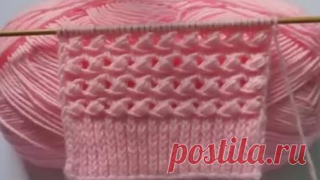 Наш канал в Дзене - https://dzen.ru/vyazaniyekryuchkom  Вязание спицами – это увлекательное хобби, которое позволяет создавать уникальные и стильные изделия своими руками. Простой узор спицами – отличный способ начать свой путь в мире вязания. В этом видео мы рассмотрим простые узоры, которые помогут вам освоить вязание спицами даже без предварительного опыта.  Простые узоры для начинающих  Платочная вязка: Этот узор создается чередованием лицевых и изнаночных рядов. Он ид...