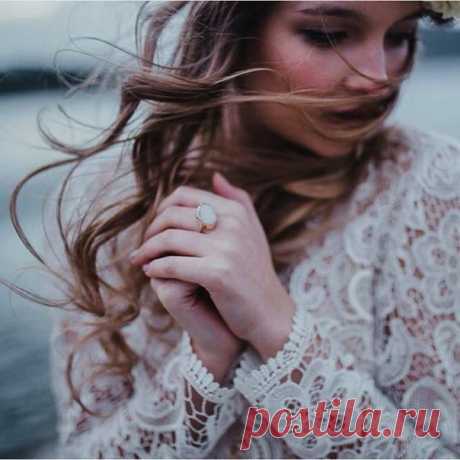 Женщина никогда не обманет... не изменит ...если мужчина сам не развратит ее или не растопчет ее сердце, не возмутит и не оттолкнет ее своим ничтожеством, эгоизмом, ограниченностью, дрянной и мелкой душонкой. Кроме того, ее любить надо! Пусть она чувствует, что она для тебя не только самка, а дорогой человек, твой ребенок, твой друг. Генрик Сенкевич. &quot;Без догмата&quot;