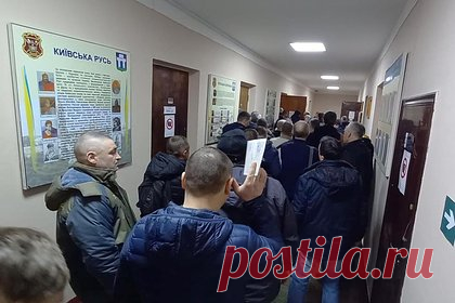 Военкоматам Украины постановили работать круглосуточно. Представитель правительства в Верховной Раде Тарас Мельничук сообщил о решении кабинета министров Украины о новом порядке работы военкоматов. Теперь центры комплектования и социальной поддержки могут рассматривать дела о правонарушениях, проводить медицинские осмотры и вести учет военных круглосуточно.