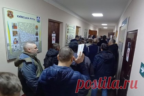 Военкоматам Украины постановили работать круглосуточно. Представитель правительства в Верховной Раде Тарас Мельничук сообщил о решении кабинета министров Украины о новом порядке работы военкоматов. Теперь центры комплектования и социальной поддержки могут рассматривать дела о правонарушениях, проводить медицинские осмотры и вести учет военных круглосуточно.
