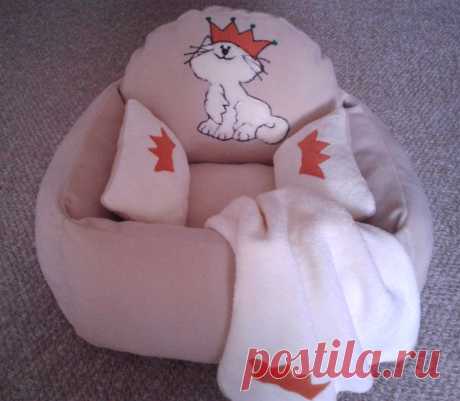 Лежанка для кота. Авторская работа. 

#royal lodge#bed for cats #beds for animals# ‪#‎cat‬#‎for small dogs#eco‬#‎коты#‬handmade
