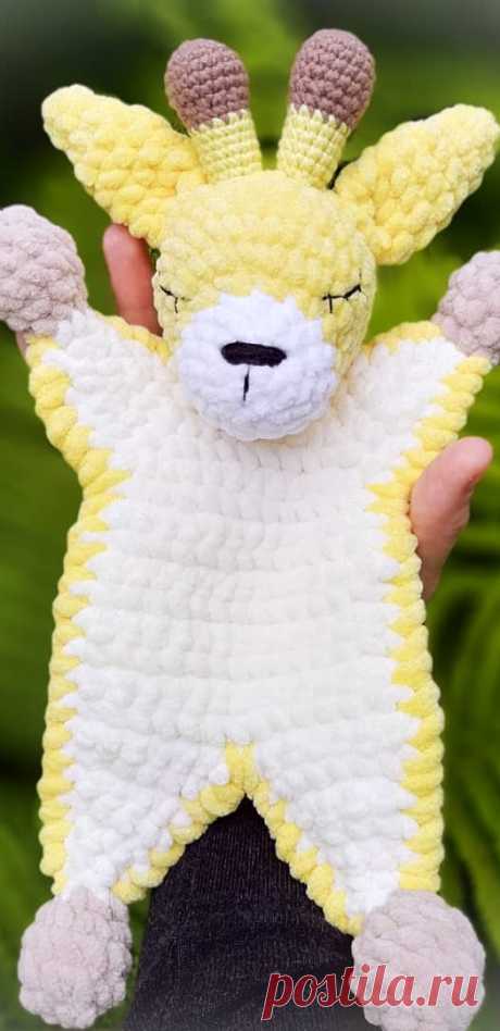 PDF Жирафик комфортер крючком. FREE crochet pattern; Аmigurumi animal patterns. Амигуруми схемы и описания на русском. Вязаные игрушки и поделки своими руками #amimore - жираф из плюшевой пряжи, плюшевый комфортер в виде жирафика.