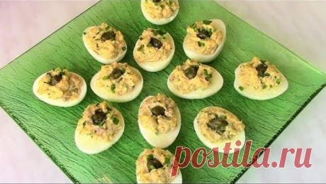 Оригинальная, простая и очень вкусная закуска для праздничного стола - яйца с пикантной начинкой.