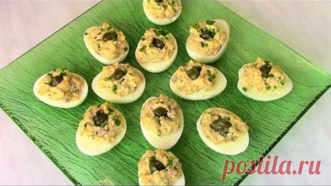 Оригинальная, простая и очень вкусная закуска для праздничного стола - яйца с пикантной начинкой.