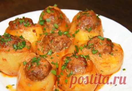 Картофель с фаршем: Вкусный и сытный ужин - Калейдоскоп событий Вкуснейшее блюдо из картофеля, фаршированный мясным фаршем. Рецепт простой, блюдо отменное. Приготовьте обязательно, Вашим родным очень понравится. Ингредиенты — Картофель — 10-12 шт. — Фарш мясной — 600 г — […]