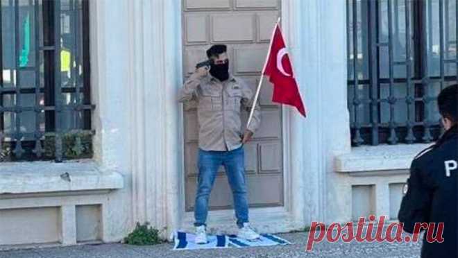 В турецком Измире мужчина публично встал на флаг Израиля. В Измире мужчина встал на два флага Израиля и приставил к голове пистолет. Соответствующие кадры показало агентство IHA. На опубликованных снимках видно, как полицейские просят мужчину опустить оружие вниз. Неизвестный надел на лицо ...