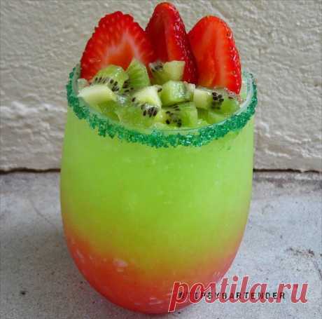 Kiwi Berry Refresher Cocktail - TipsyBartender.com