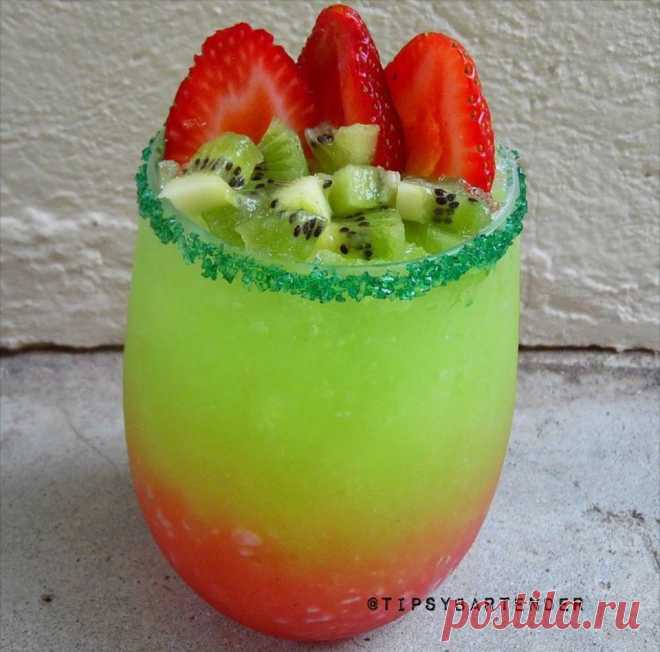 Kiwi Berry Refresher Cocktail - TipsyBartender.com