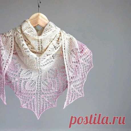 ШАЛЬ "ВЕСЕННЕЕ НАСТРОЕНИЕ". SPRING SPIRITS SHAWL BY YULIA ZAKHLEBINA

Шаль имеет треугольную форму, вяжется сверху вниз. Начало вязания — середина верхней кромки, прибавления располагаются вдоль центральной петли и по краям полотна. Узор выполняется в лицевых рядах, в изнаночных рядах все петли, в том числе накиды, вяжутся изнаночными.

Уровень сложности средний (лицевые петли, изнаночные петли, убавки, прибавки, раппорты, невидимый набор петель). Узор простой, но требует ...
