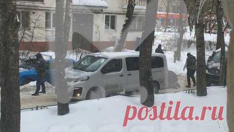 Стало известно, что происходит в Лобне на месте минирования автомобиля. В Лобне Московской области вблизи места, где был заминирован автомобиль, уже нет оцепления, местные жители могут спокойно перемешаться. Об этом сообщает корреспондент Tsargrad.tv. &quot;В данный момент как такового оцепления на месте ...