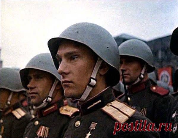 Facebook

Советские солдаты на параде Победы в 1945. — с Shahnawaz Khan, Miro Dimitrov, Ali El-rihani и Yahya Isabell Suleman Daud.
