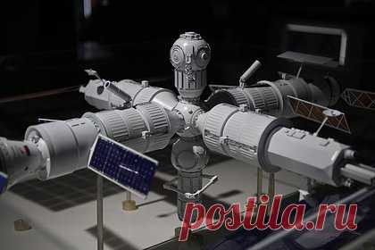 В «Роскосмосе» признались в нахальном проектировании полувековой станции. Перспективная Российская орбитальная станция (РОС) должна прослужить полвека, рассказал генеральный конструктор России по пилотируемым космическим системам и комплексам, генконструктор Ракетно-космической корпорации (РКК) «Энергия», академик Российской академии наук (РАН) Владимир Соловьев.